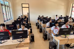Trường Phổ thông nội trú Tiểu học và THCS Yên Khương có 2 phòng máy tính phục vụ học sinh học tập.