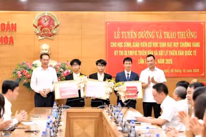 Chủ tịch UBND tỉnh Thanh Hóa và Chủ tịch Ủy ban MTTQ tỉnh Thanh Hóa trao Bằng khen và phần thưởng cho học sinh và giáo viên có học sinh đoạt HCV.