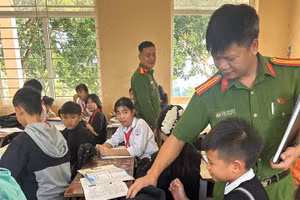 Công an Thanh Hoá phối hợp với nhà trường tổng kiểm tra việc chấp hành pháp luật của học sinh. (Ảnh: CATS)