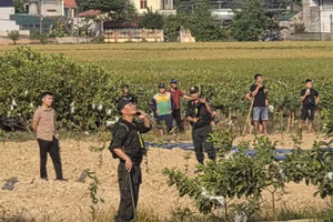 Cảnh sát bao vây ngôi nhà.