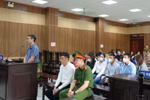 Nguyễn Thế Hùng, nguyên Giám đốc VPĐKDĐ TP Sầm Sơn cùng 43 đồng phạm hầu toà.