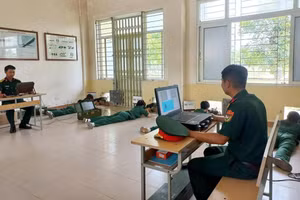 Học viên Trung tâm GDQPAN, Trường Đại học Hồng Đức trong giờ học với máy bắn tập MBT-03 đồng bộ máy tính.