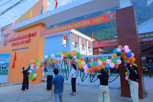 Trường Phổ thông nội trú tiểu học và THCS Sơn Thuỷ được xây dựng đã giúp 10 giáo viên sau nhiều năm cắm bản được trở về.