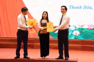 Ban lãnh đạo Sở GD&ĐT tỉnh Thanh Hoá trao quyết định tuyển dụng cho giáo viên trúng tuyển.