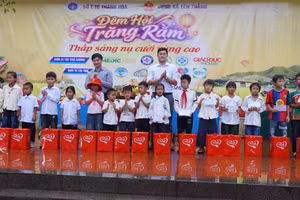 Những món quà ý nghĩa được đoàn công tác trao cho học sinh có hoàn cảnh khó khăn