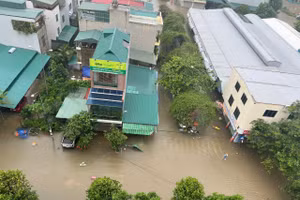 Mưa lớn khiến nhiều đường thuộc các phường Hạc Thành, Quảng Phú, Đông Sơn... ngập sâu.