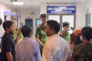Người nhà yêu cầu làm rõ vụ cháu bé tử vong bất thường tại Bệnh viện Đa khoa Trí Đức Thành.