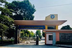 Theo quy định, Trường THPT Hàm Rồng (Thanh Hóa) đang thừa 1 phó hiệu trưởng.