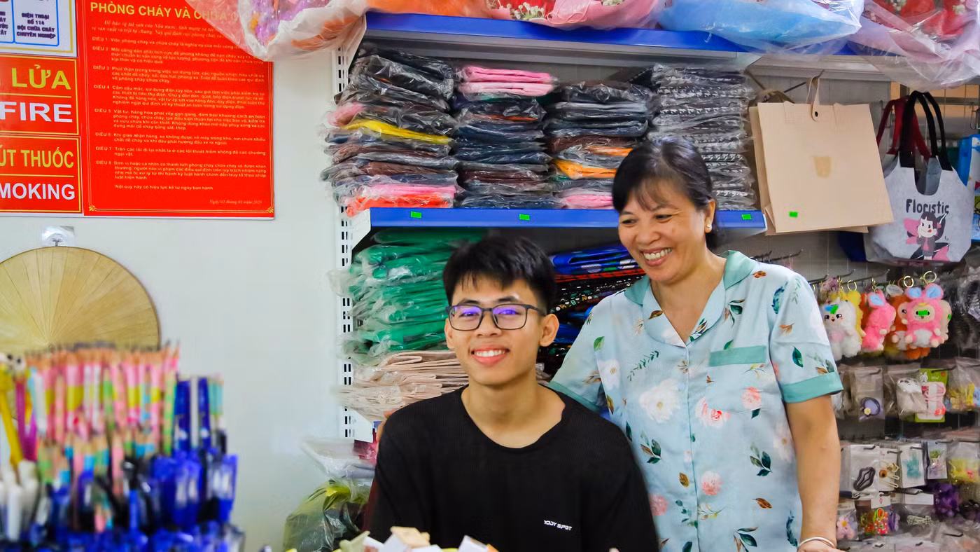 Nguyễn Hà Bình cùng mẹ vui vẻ sau kết quả thi.
