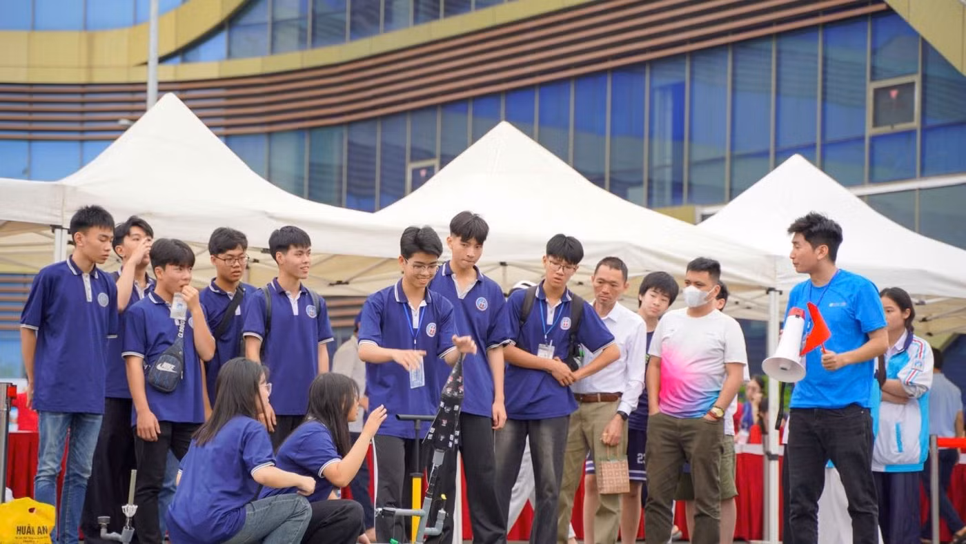 Học sinh Trường THPT Hạ Hòa tham gia hạng mục thi “Tên lửa nước”.