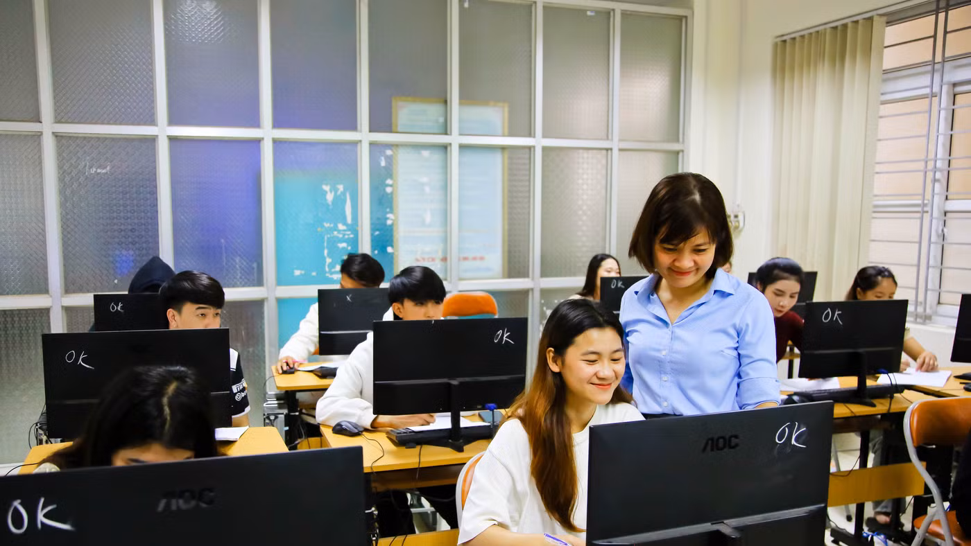 Giảng viên Trường Cao đẳng Kinh tế - Kỹ thuật Hòa Bình hướng dẫn học sinh, sinh viên thực hành.