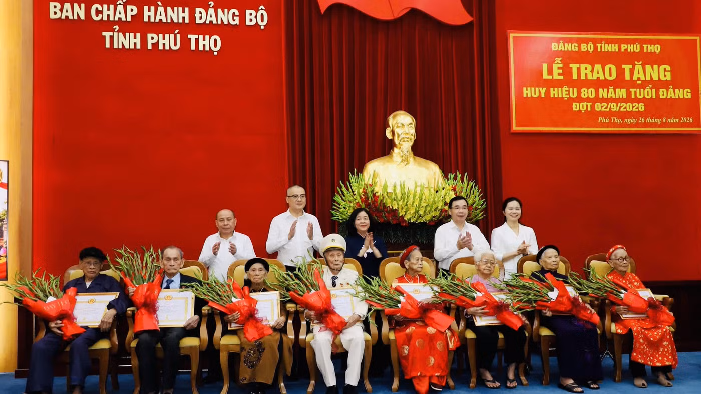 Chủ tịch Ủy ban Trung ương Mặt trận Tổ quốc Việt Nam Bùi Thị Minh Hoài cùng lãnh đạo tỉnh Phú Thọ chúc mừng các Đảng viên lão thành. Ảnh: Đ.V