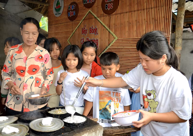 Làng du lịch cộng đồng Bình Thành được du khách biết đến nhiều hơn từ năm 2022, đến nay ngôi làng này đã đón hàng chục nghìn lượt khách ghé thăm và trải nghiệm. Học sinh thích thú trải nghiệm làm bánh truyền thống ở làng du lịch