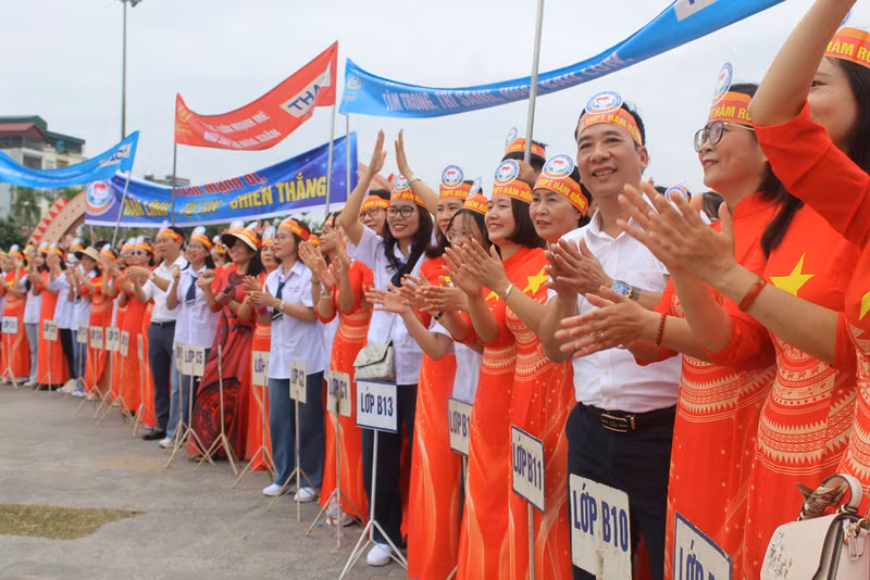 Khu vực cổ động viên của Trường THPT Hàm Rồng. Không khí vô cùng náo nhiệt. Ảnh: LT. Sức nóng từ điểm cầu Thanh Hóa ‘tiếp lửa’ cho Lê Xuân Mạnh