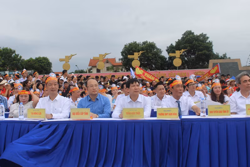Tại điểm cầu Thanh Hóa có ông Trần Văn Thức - Giám đốc Sở GD&ĐT Thanh Hóa; thầy Thiều Ánh Dương - Hiệu trưởng Trường THPT Hàm Rồng tới cổ vũ cho "nhà leo núi" Xuân Mạnh. Ảnh: LT. Sức nóng từ điểm cầu Thanh Hóa ‘tiếp lửa’ cho Lê Xuân Mạnh