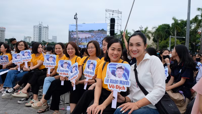 Chị Trịnh Thùy Linh (áo trắng), ở TP Thanh Hóa đã làm 200 biểu ngữ tặng các cổ động viên "tiếp lửa" cho "nhà leo núi" Lê Xuân Mạnh. Ảnh: NT. Sức nóng từ điểm cầu Thanh Hóa ‘tiếp lửa’ cho Lê Xuân Mạnh