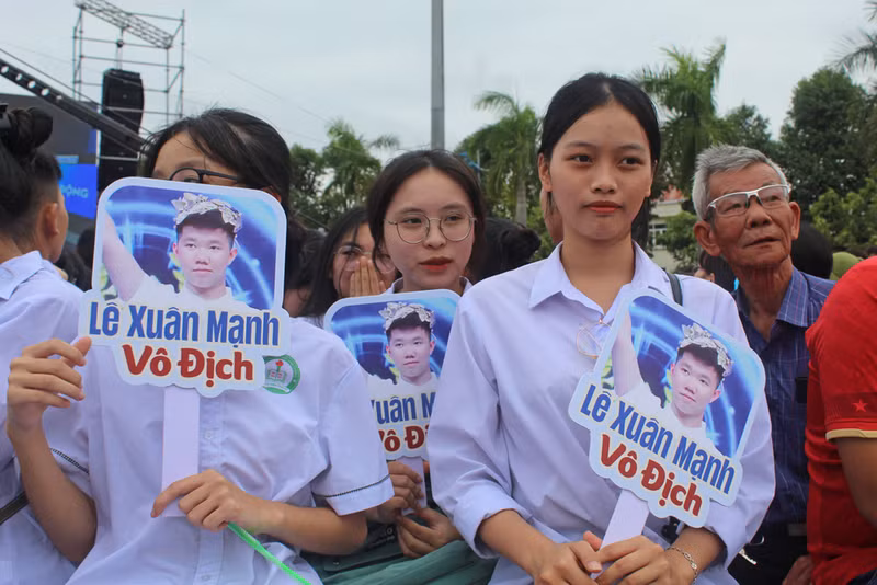 Em Nguyễn Thị Hòa Bình, Trường THPT Tô Hiến Thành (TP Thanh Hóa) cùng các bạn tới cổ vũ cho chàng trai Lê Xuân Mạnh. "Cảm xúc của em khá hồi hộp nhưng cũng đầy tự hào về Xuân Mạnh", Bình chia sẻ. Ảnh: LT. Sức nóng từ điểm cầu Thanh Hóa ‘tiếp lửa’ cho Lê Xuân Mạnh