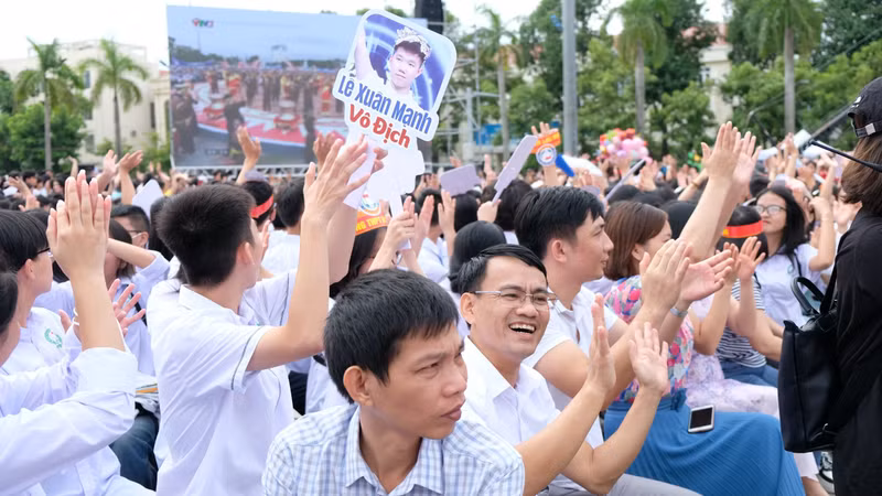 Ngoài học sinh, rất đông người dân cũng có mặt ở điểm cầu Quảng trường Lam Sơn cổ vũ cho Xuân Mạnh. Ảnh: NT. Sức nóng từ điểm cầu Thanh Hóa ‘tiếp lửa’ cho Lê Xuân Mạnh
