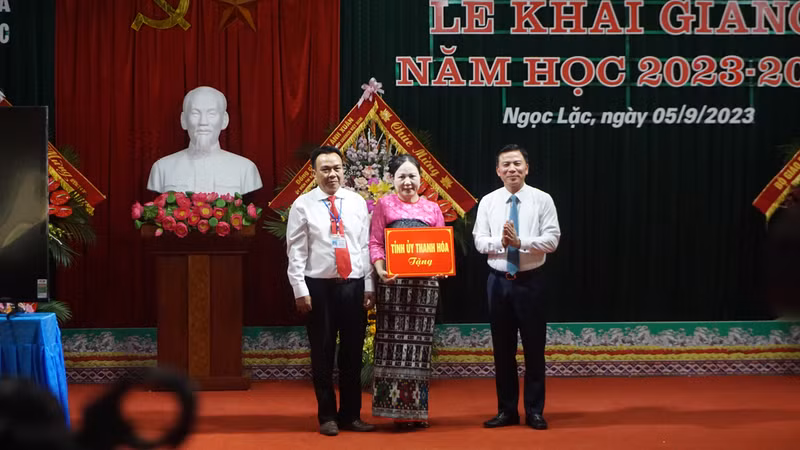 Bí thư Tỉnh ủy Đỗ Trọng Hưng tặng quà cho nhà trường. Ảnh: LT. Phó Chủ tịch nước Võ Thị Ánh Xuân dự khai giảng ở trường miền núi Thanh Hóa