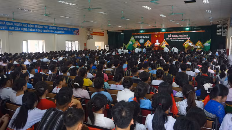 Buổi lễ khai giảng năm học 2023-2024 diễn ra trong không khí sôi nổi những ngày đầu Thu. Ảnh: LT. Phó Chủ tịch nước Võ Thị Ánh Xuân dự khai giảng ở trường miền núi Thanh Hóa