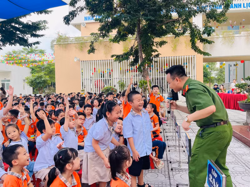 Cán bộ Công an quận đặt các câu hỏi về tình huống xử lý nếu có cháy để học sinh trả lời. Học sinh Hà Nội thực hành kĩ năng chữa cháy và thoát hiểm khi hỏa hoạn