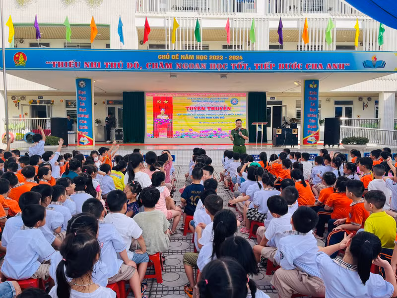 Theo đó, học sinh không được nghịch lửa, cồn nước, hương và các vật liệu dễ cháy trong nhà vì sẽ gây cháy. Học sinh Hà Nội thực hành kĩ năng chữa cháy và thoát hiểm khi hỏa hoạn