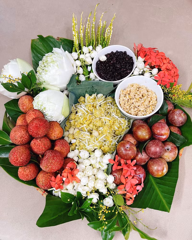 Cũng trong dịp này, chị Bùi Thảo Trang lại chuẩn bị hoa quả, bánh trái để thắp hương. Theo chị Trang, dù bận bịu đến mấy chị vẫn cố gắng sắp xếp thời gian để nấu những bữa cơm tươm tất cho gia đình có cơ hội quây quần, sum vầy bên nhau. Gợi ý mâm cỗ cúng Tết Đoan Ngọ đẹp mắt của hội chị em đảm