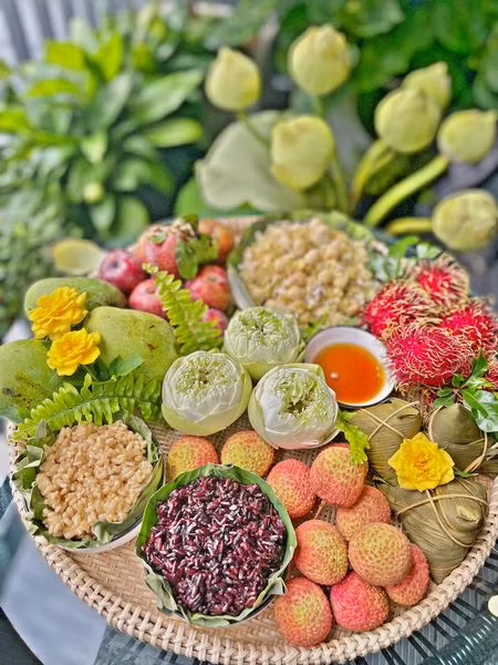 Mâm cúng của chị Huyền Thu sử dụng các loại quả chua như quả xoài, quả mận…bánh gio chấm mật và không thể thiếu cơm rượu. Gợi ý mâm cỗ cúng Tết Đoan Ngọ đẹp mắt của hội chị em đảm