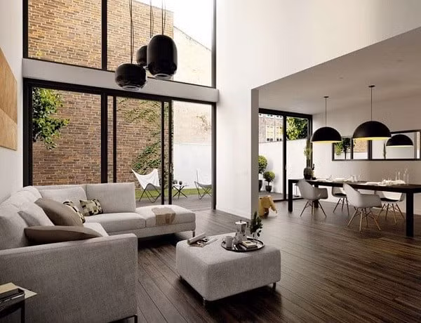 Thiết kế riêng biệt này dành cho những con người yêu thích thiên nhiên. Căn phòng sử dụng hệ thống cửa kính hướng thẳng ra phần sân trước của gia đình và kéo dài từ trần đến sàn nhà. 13 mẫu thiết kế phòng khách nhà cấp 4 đẹp xiêu lòng