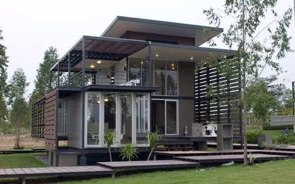 Lấy ý tưởng từ những phong cách thiết kế theo dạng nhà nghỉ hoặc homestay, mẫu nhà container này được đông đảo khách hàng yêu thích. Mê mẩn những mẫu nhà container vừa đẹp vừa tiết kiệm chi phí
