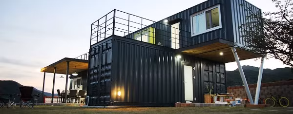 Nhà container lắp ghép là sản phẩm của quá trình gia công và thiết kế những thùng container riêng biệt thành một khối thống nhất, hài hòa. Nếu có nhu cầu di chuyển, bạn cũng có thể dễ dàng tháo rời các bộ phận. Mê mẩn những mẫu nhà container vừa đẹp vừa tiết kiệm chi phí