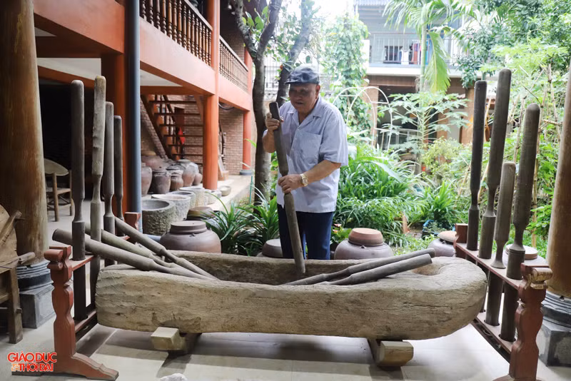 Ông Phúc cho biết, những điệu hát, tiếng cồng, tiếng khua luống (cối giã gạo bằng gỗ) của người Thái đã ăn sâu vào tiềm thức, thôi thúc ông làm nên bảo tàng này. (Ảnh: Phạm Tâm) Chiêm ngưỡng 'bảo tàng' dân tộc Thái ở miền Tây xứ Nghệ
