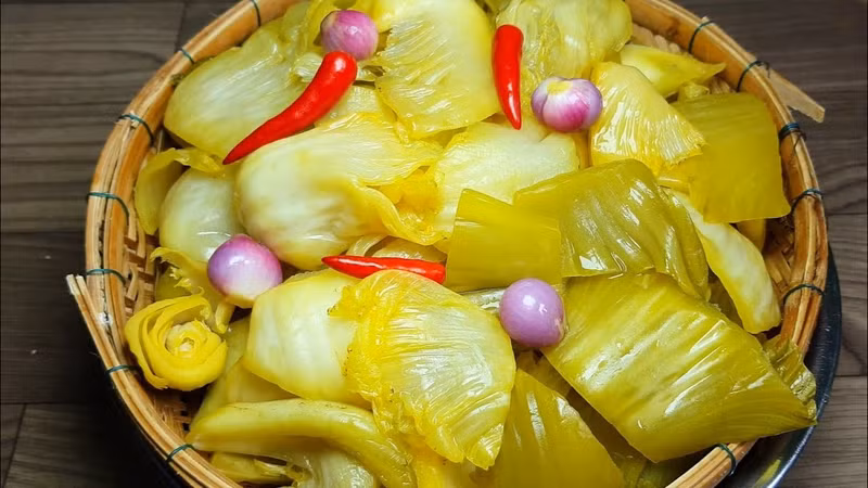 Trong dưa chua thường chứa lượng nitrite và muối cao. Ăn dưa muối trong thời gian dài sẽ khiến cơ thể nạp quá nhiều hai chất này cũng có thể gây tổn thương gan, sinh ra những bệnh nguy hiểm. Điểm danh 10 loại thực phẩm là khắc tinh của gan