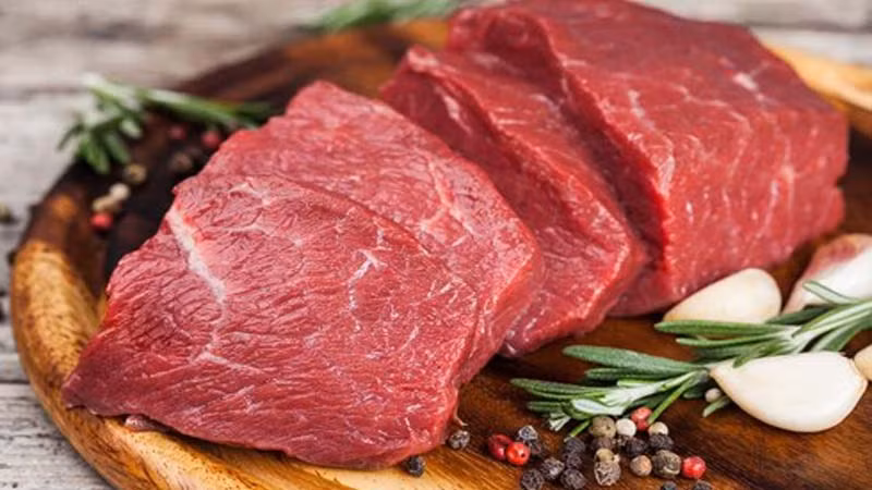 Với hàm lượng protein phong phú, thịt đỏ là loại thực phẩm cần thiết trong chế độ ăn, nhưng ăn quá nhiều có thể quá sức đối với gan.Theo Times Now News, protein tích tụ trong gan cũng có thể dẫn đến bệnh gan nhiễm mỡ. Điểm danh 10 loại thực phẩm là khắc tinh của gan
