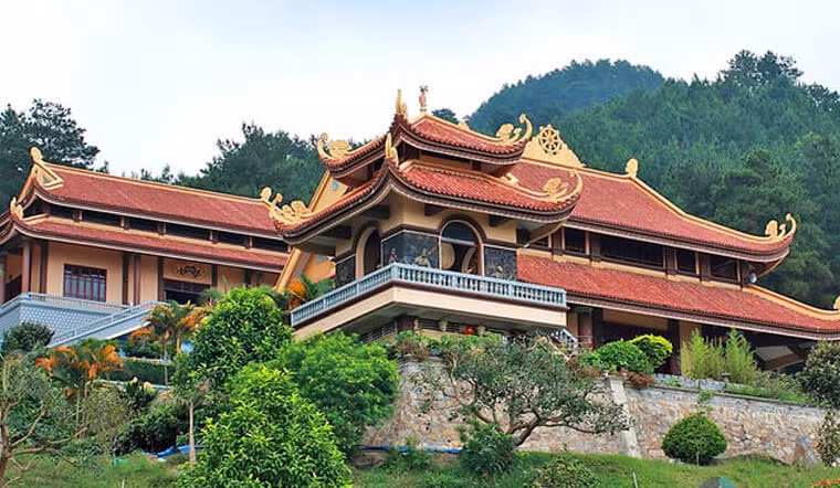 <strong> Chùa Tây Thiên</strong> nằm trên vùng đất thiêng thuộc dãy Tam Đảo – Vĩnh Phúc. Đây là một trong những nơi phát tích sớm nhất của Phật giáo Việt Nam. Cảnh sắc thiên nhiên ở chùa Tây Thiên cũng kỳ thú, thanh bình và ngoạn mục.<br/> <strong> 10 ngôi chùa được nhiều người tìm đến cầu bình an dịp đầu năm