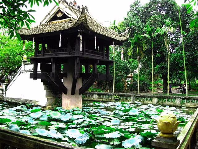</strong> <strong> Chùa Một Cột </strong>còn có tên gọi khác là Diên Hựu tự, như một đóa sen đang nở trên mặt hồ thơ mộng. Nhiều người đến chùa ngoài mong muốn cầu sức khỏe, bình an còn có cơ hội thưởng ngoạn vẻ đẹp cổ kính thanh thoát tưởng như lạc bước cõi Phật.<br/> <strong> 10 ngôi chùa được nhiều người tìm đến cầu bình an dịp đầu năm