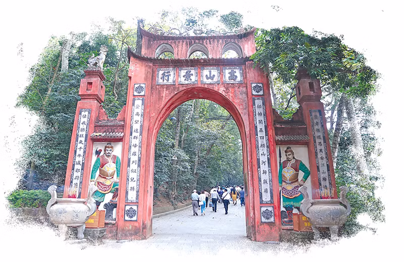 Lễ hội chính của <strong> Đền Hùng </strong>(nằm trên núi Nghĩa Lĩnh, xã Hy Cương, Việt Trì, Phú Thọ) là ngày 10/3 âm lịch nhưng người dân đã đi lễ từ những ngày đầu năm mới. 10 ngôi chùa được nhiều người tìm đến cầu bình an dịp đầu năm