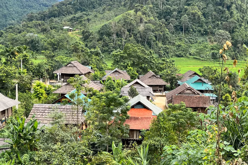 Cách Tri Lễ chừng 50km, bản Mường Đán nằm sâu trong vùng lõi Khu bảo tồn thiên nhiên Pù Hoạt (xã Hạnh Dịch, huyện Quế Phong). Nhà sàn của đồng bào Thái nơi đây cũng được lợp bằng gỗ sa mu. (Ảnh: Phạm Tâm) Những nếp nhà cũ lợp gỗ sa mu ở miền Tây xứ Nghệ