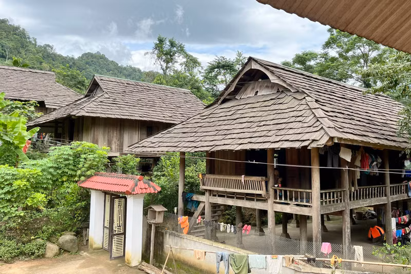 Hàng chục năm trước, người dân Mường Đán vào rừng chặt gỗ, dựng nhà sàn. Phát hiện loại gỗ sa mu có nhiều tinh dầu, bền và có mùi thơm nên chặt về, chẻ mỏng để lợp nhà. (Ảnh: Phạm Tâm) Những nếp nhà cũ lợp gỗ sa mu ở miền Tây xứ Nghệ