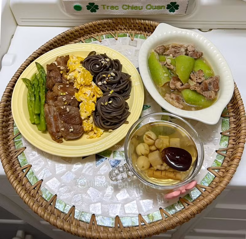 Mì kiều mạch đen + trứng + thịt bò + măng tây, Mướp xào thịt lợn, Trà bổ sau sinh. Mâm cơm cữ chồng nấu chăm vợ sau sinh khiến hội chị em ngưỡng mộ