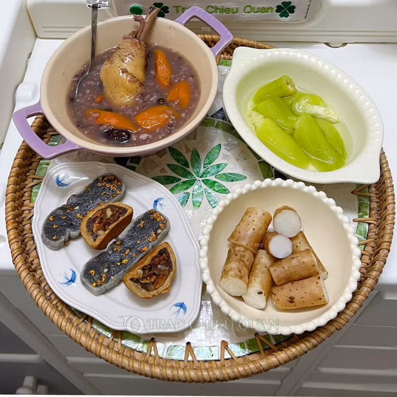 Cháo ngũ cốc topping đùi gà + cà rốt, Củ mài hấp, Mướp hấp, Bánh nếp mè đen hoa quế, Bánh nướng đậu đỏ hạt óc chó. Mâm cơm cữ chồng nấu chăm vợ sau sinh khiến hội chị em ngưỡng mộ