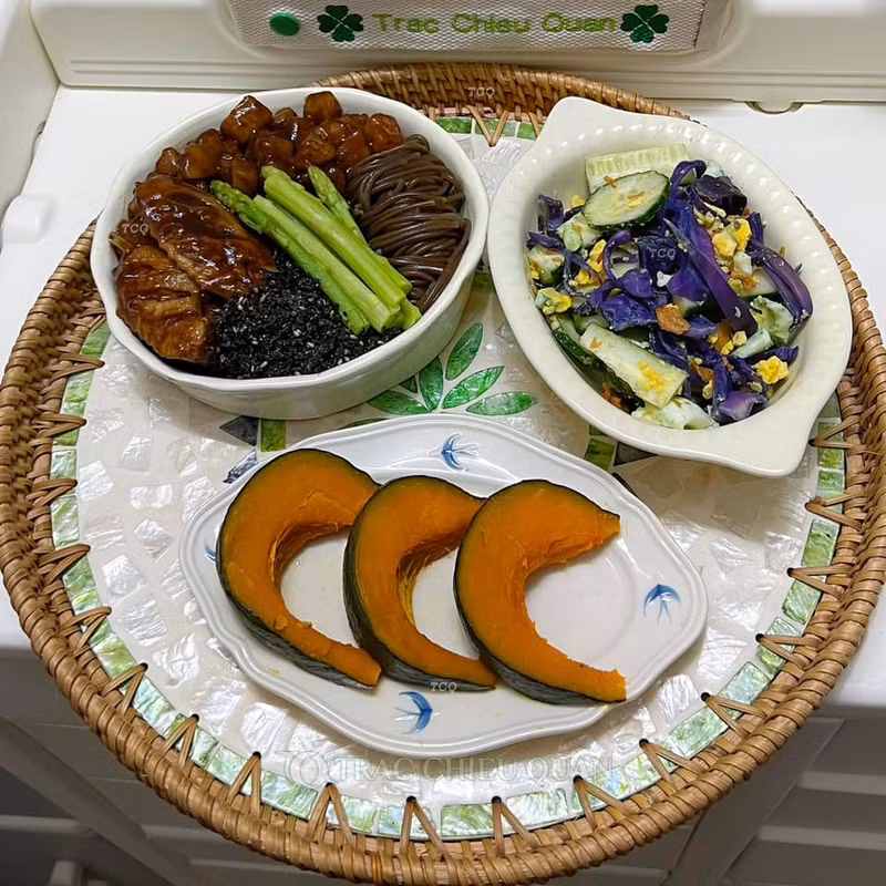 Bí hấp, Salad dưa chuột trứng rau cải tím, Mì kiều mạch trộn: đùi gà + khoai tây kho + măng tây + rong biển. Mâm cơm cữ chồng nấu chăm vợ sau sinh khiến hội chị em ngưỡng mộ