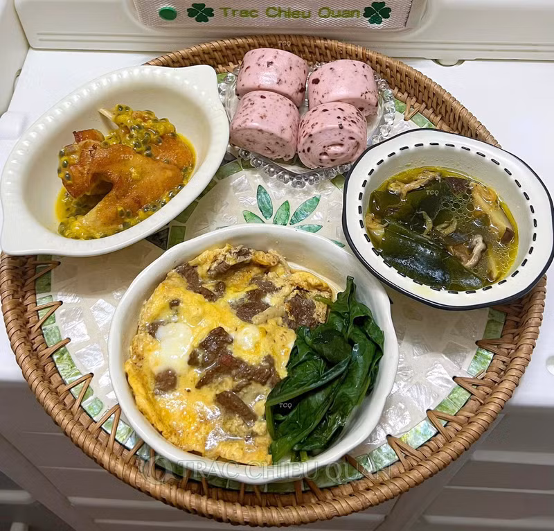 Cánh gà sốt chanh leo, Bánh bao hoa hồng, Trứng rán thịt bò, Rau chân vịt hấp, Canh nấm rong biển. Mâm cơm cữ chồng nấu chăm vợ sau sinh khiến hội chị em ngưỡng mộ