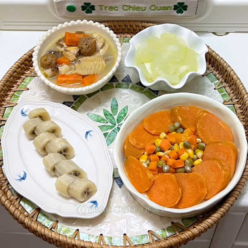 Canh gà cà rốt quả sung khô, Bí đao hấp, Chuối xanh hấp, Khoai lang + cà rốt ngô đậu hấp. Mâm cơm cữ chồng nấu chăm vợ sau sinh khiến hội chị em ngưỡng mộ
