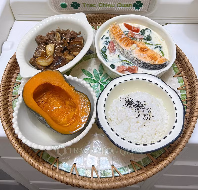 Thịt bò xào nấm, Bí hấp, Canh cá hồi rau chân vịt, Cơm. Mâm cơm cữ chồng nấu chăm vợ sau sinh khiến hội chị em ngưỡng mộ