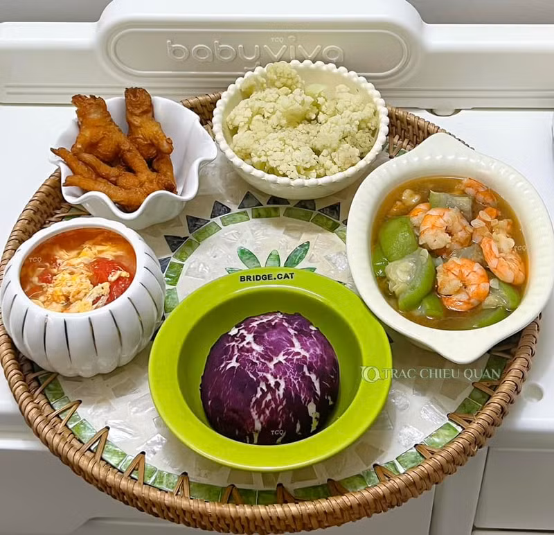 Chân gà kho, Súp lơ trắng, Canh trứng cà chua, Bánh bao khoai tím, Mướp xào tôm. Mâm cơm cữ chồng nấu chăm vợ sau sinh khiến hội chị em ngưỡng mộ