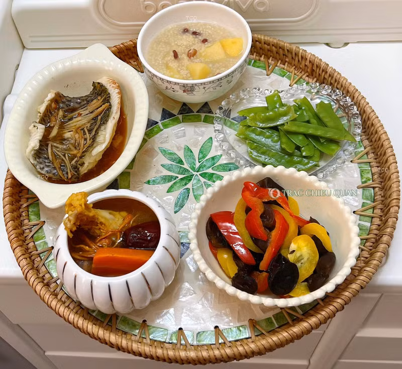 Cá hấp gừng, Cháo kê táo đỏ + táo, Canh đùi gà + táo đỏ + cà rốt + trùng hoa thảo, Ớt vàng đỏ xào mộc nhĩ, Đậu hấp. Mâm cơm cữ chồng nấu chăm vợ sau sinh khiến hội chị em ngưỡng mộ