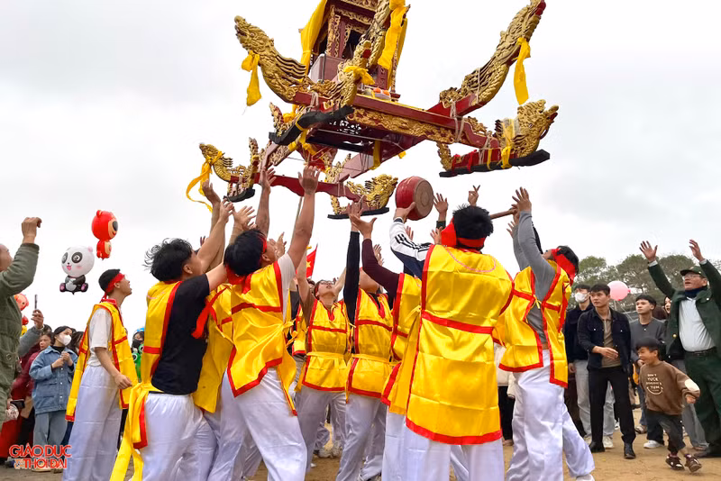Trong tiếng trống và hò reo của người dân địa phương, các chàng trai thực hiện tục "chạy ói", vừa chạy vừa tung kiệu lên không trung. Trai làng biển hợp sức tung kiệu để cầu mưa thuận gió hòa
