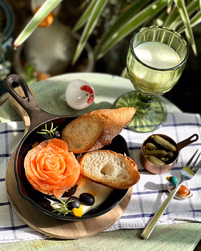 Bữa sáng nhiều chất với cá hồi xông khói ăn cùng bánh mì sourdough nướng giòn và olive, dưa chuột muối. Trầm trồ bữa sáng lành mạnh lại đẹp mắt như khách sạn 5 sao