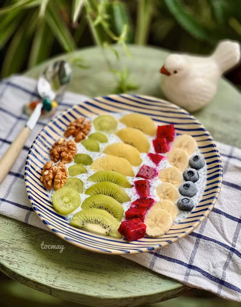 Vẫn là bữa sáng <span style="color: rgba(0, 0, 0, 0.85);">healthy với pudding hạt chia và quả tươi. </span> Trầm trồ bữa sáng lành mạnh lại đẹp mắt như khách sạn 5 sao